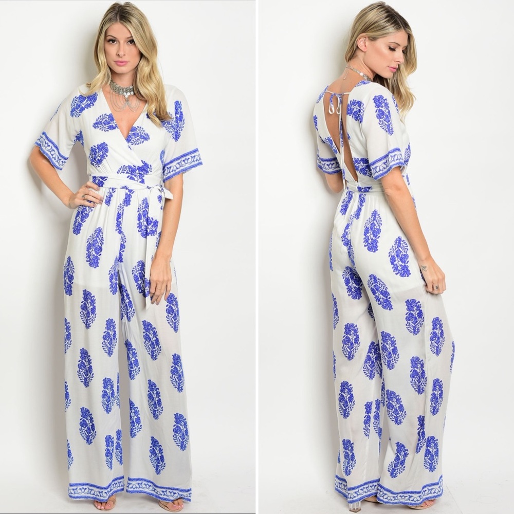 *NWOT* Feather Print Waist tie Jumpsuit Size M